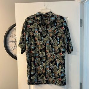 Van Heusen washable rayon Hawaiian shirt with beer/cocktail motif size M